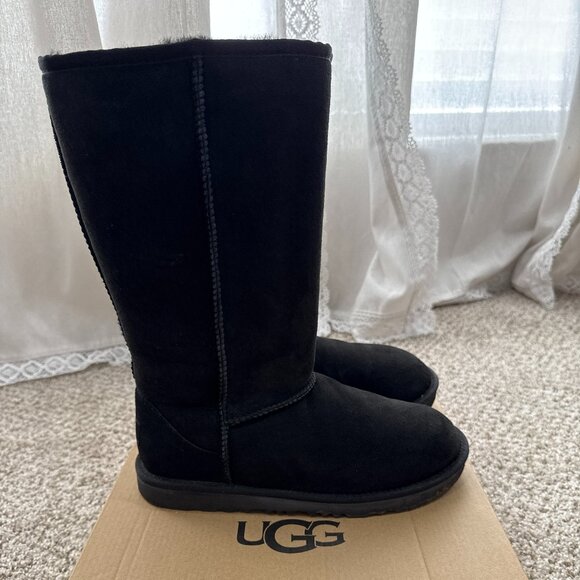 UGG Classic Tall II (Big Kid) Size 6 Black EUC! (Same as Women's Size 7) - Picture 1 of 14